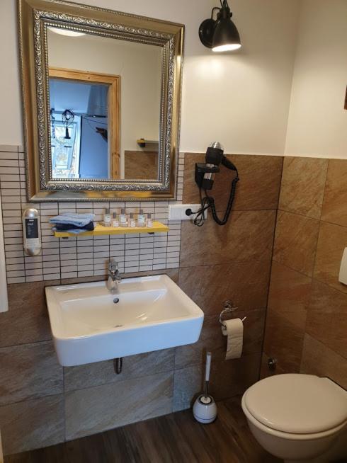 Victory Guesthouse - Handwerker Pension Білефельд Екстер'єр фото